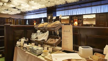 Frukostbuffé varje dag (EUR 21 per person)