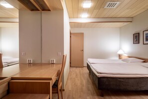 Suite, 2 Tempat Tidur Twin (Master) | Meja kerja, tempat tidur bayi gratis, Wi-Fi gratis, dan seprai linen