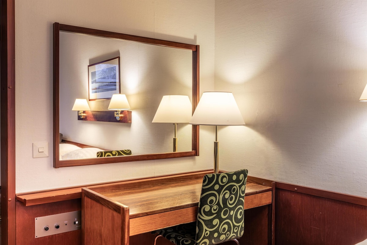 Chambre familiale | Bureau, lit de bébé (gratuit), accès au Wi-Fi (inclus), literie fournie