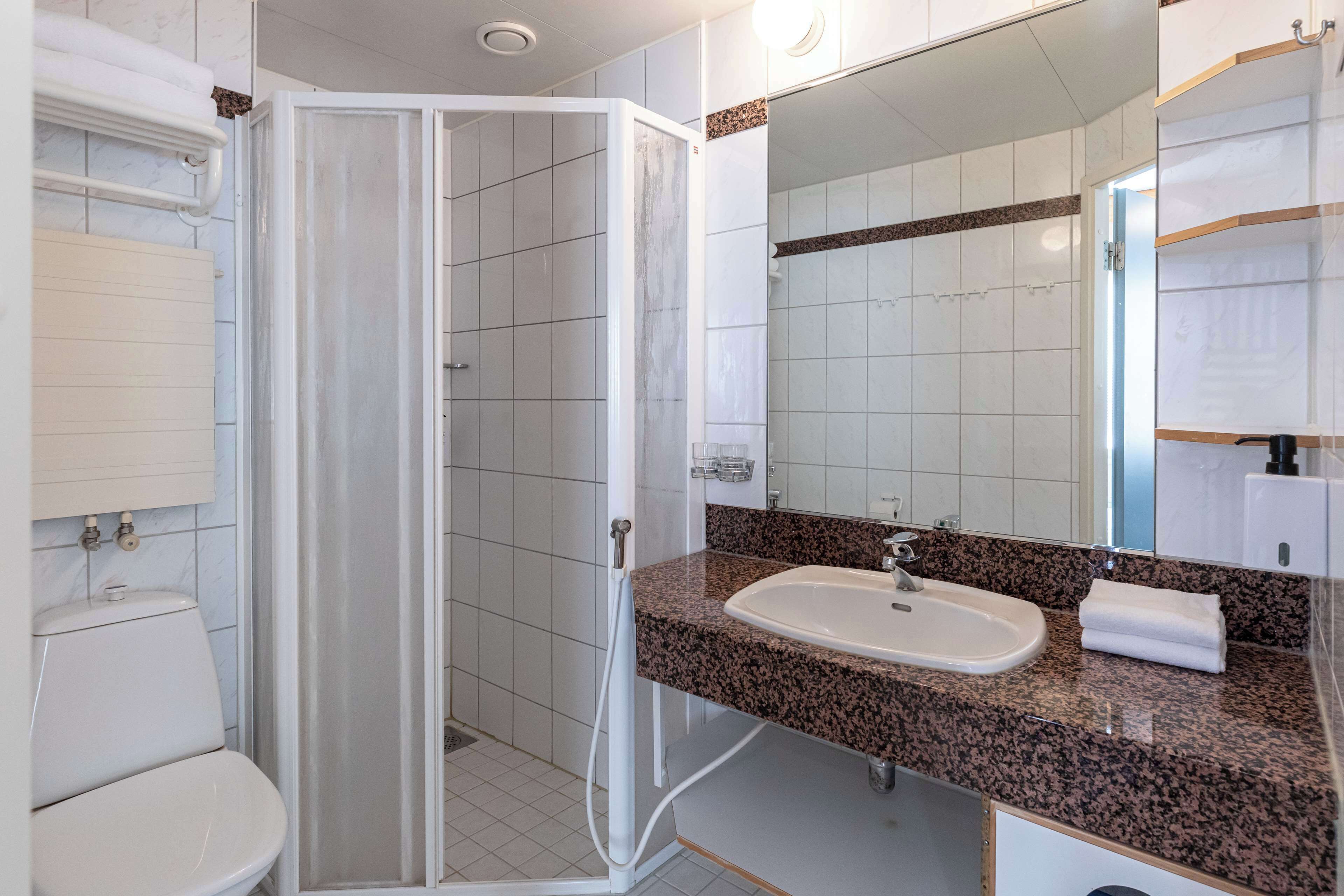 Ein modernes Badezimmer mit Dusche, Toilette und Waschbecken.