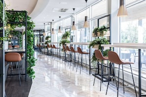 2 restaurants, breakfast served