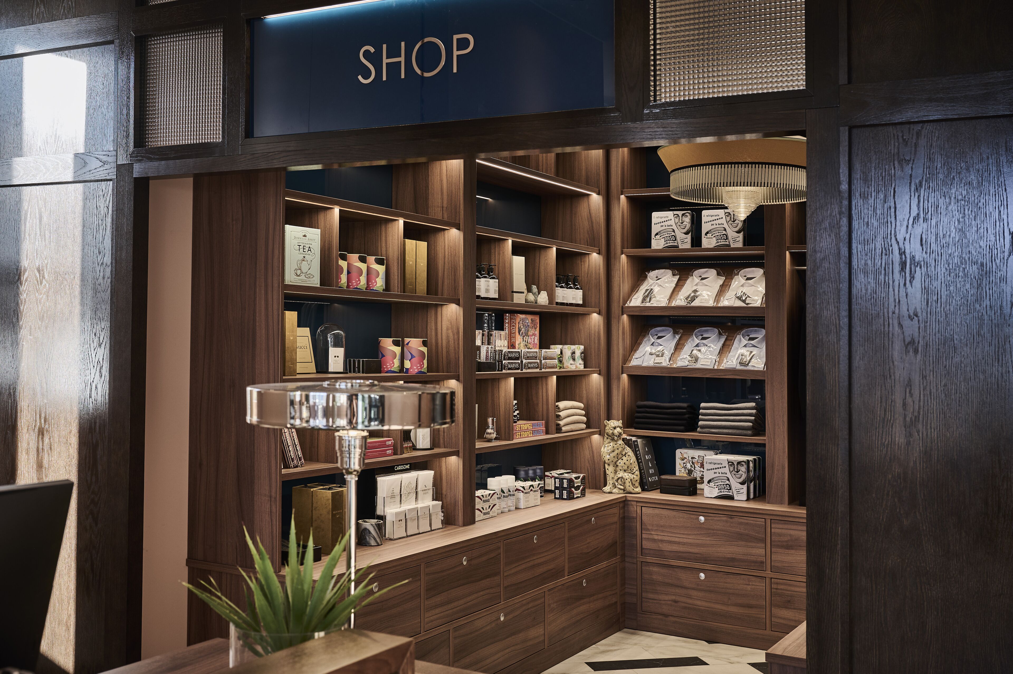 Un magasin bien organisé, avec des étagères en bois et une grande variété de produits.
