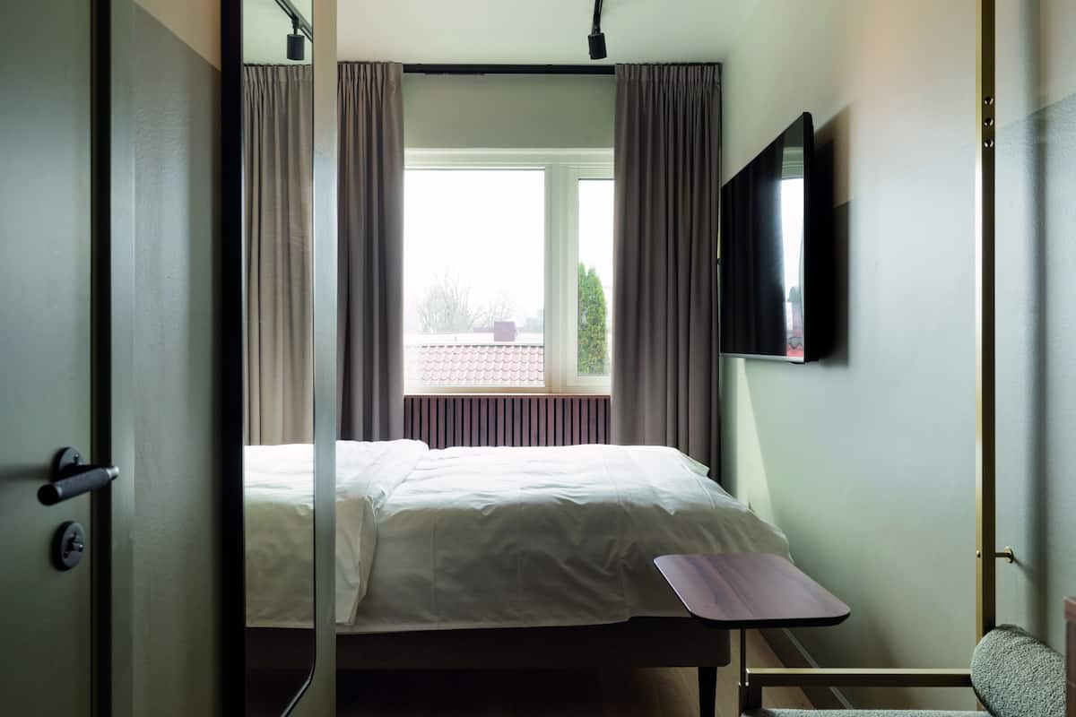 Double room Petite | 1 bedroom, desk, laptop workspace, blackout drapes