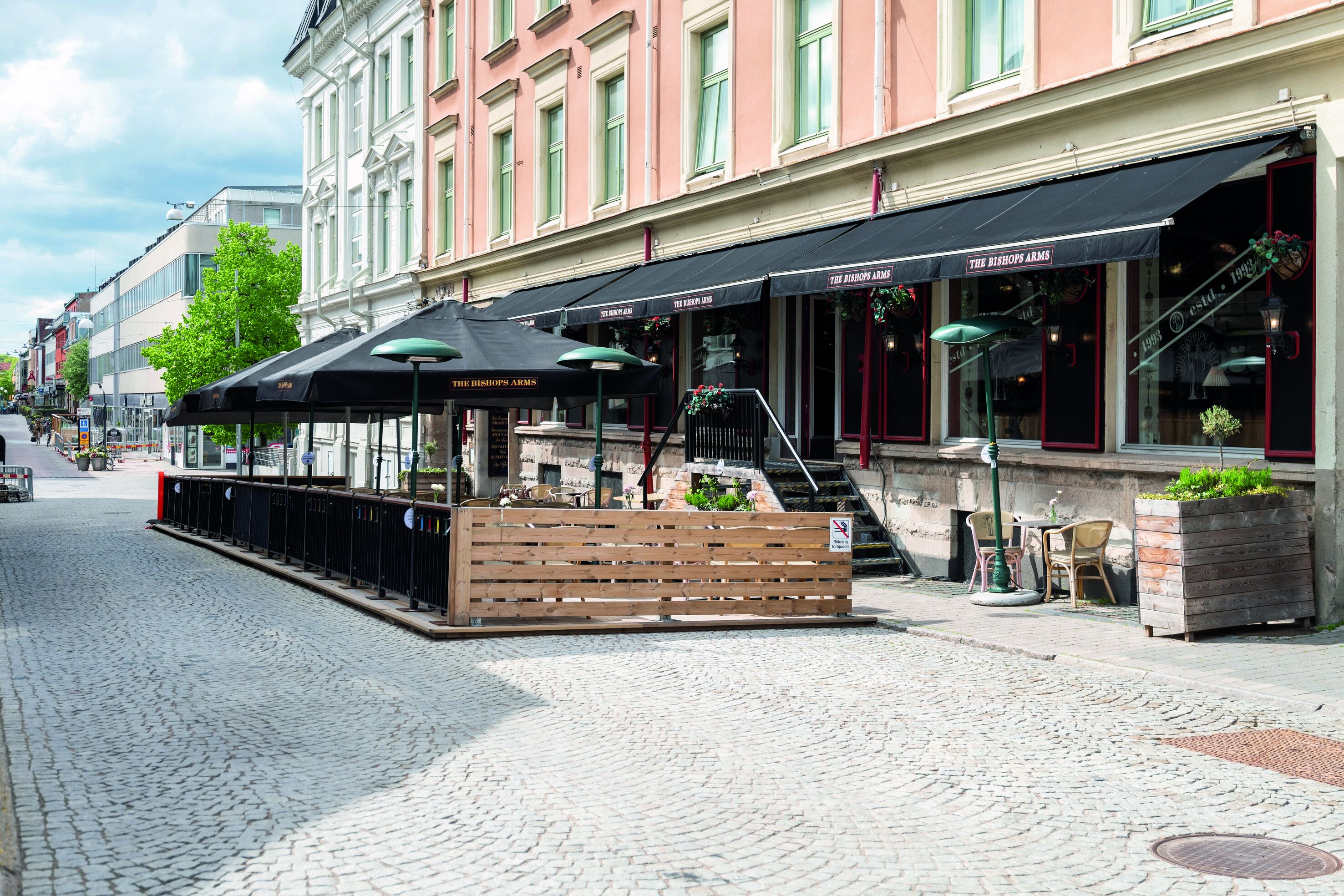 2 restaurants, dinner served