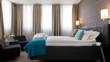 Junior Suite | Desk, laptop workspace, blackout drapes, free WiFi