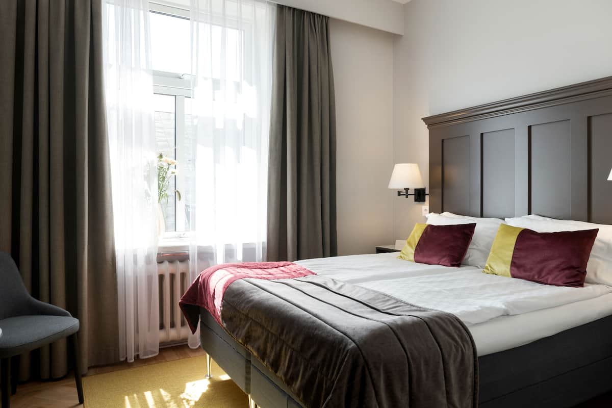 Standard Double Room | 1 bedroom, desk, laptop workspace, blackout drapes