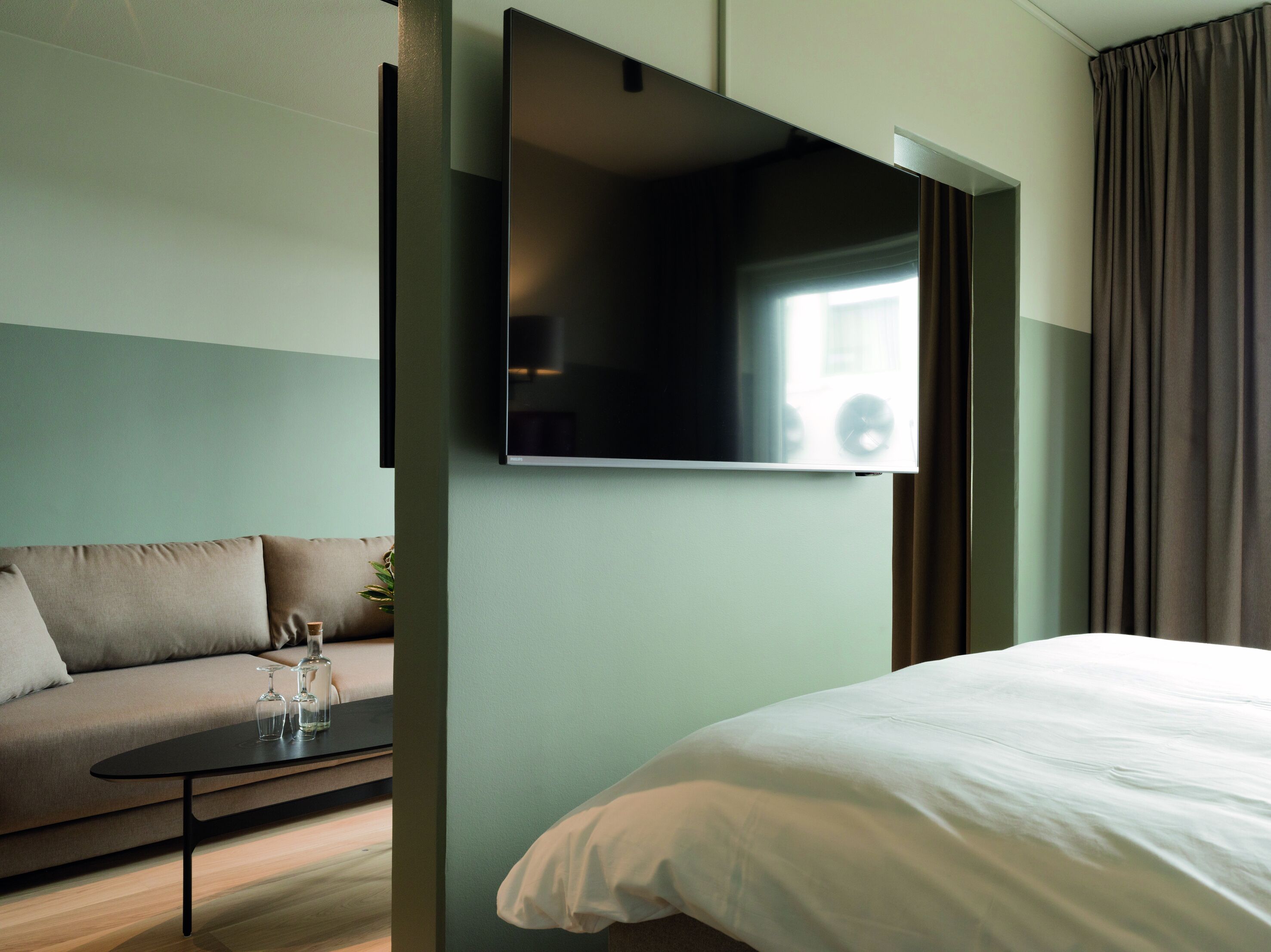 Phòng dành cho gia đình | Bàn, khu vực làm việc phù hợp cho laptop, màn/rèm cản sáng 