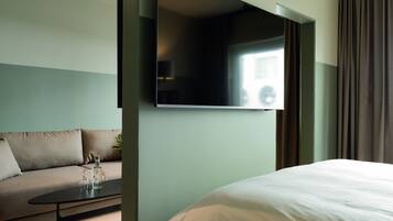 Phòng dành cho gia đình | Bàn, khu vực làm việc phù hợp cho laptop, màn/rèm cản sáng