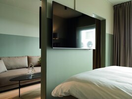 Family Room | Desk, laptop workspace, blackout drapes, free WiFi