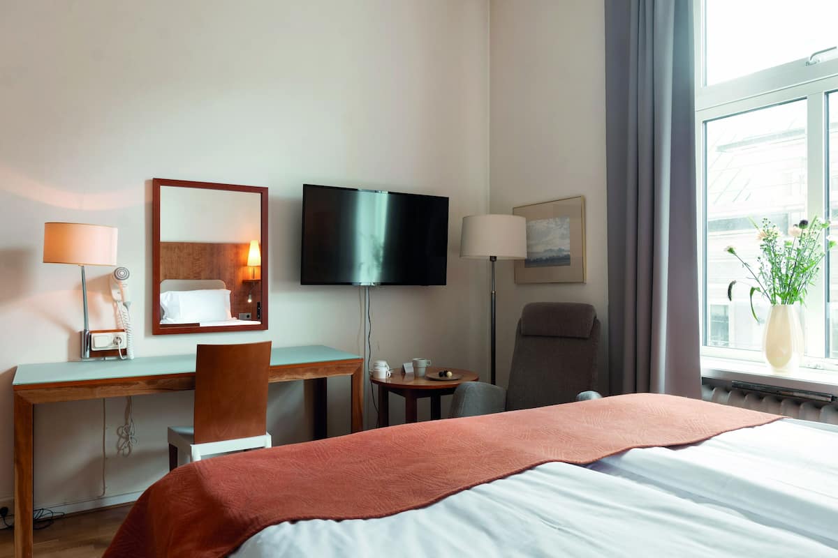 Standard Double Room Twin | 1 bedroom, desk, laptop workspace, blackout drapes