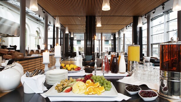 A buffet setup with various fruits, vegetables, and beverages. - Elite Stadshotellet Växjö (Växjö)