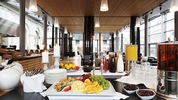 Free buffet breakfast on weekdays