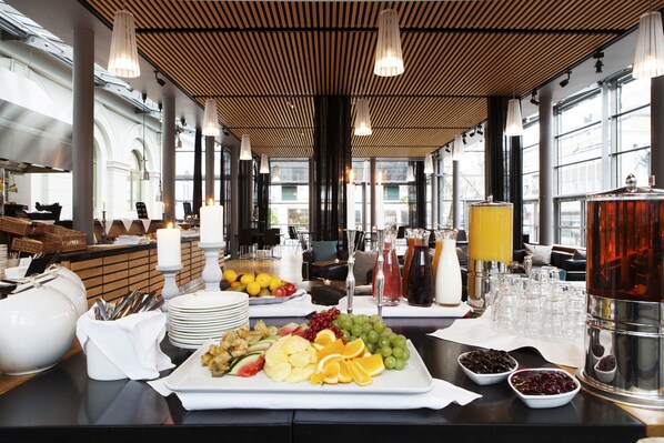 Free daily buffet breakfast