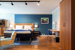 Family Room | Desk, laptop workspace, blackout drapes, free WiFi