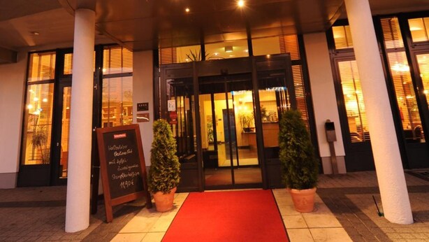 El exterior del Hotel Ascot Bristol con una alfombra roja que conduce a la entrada.