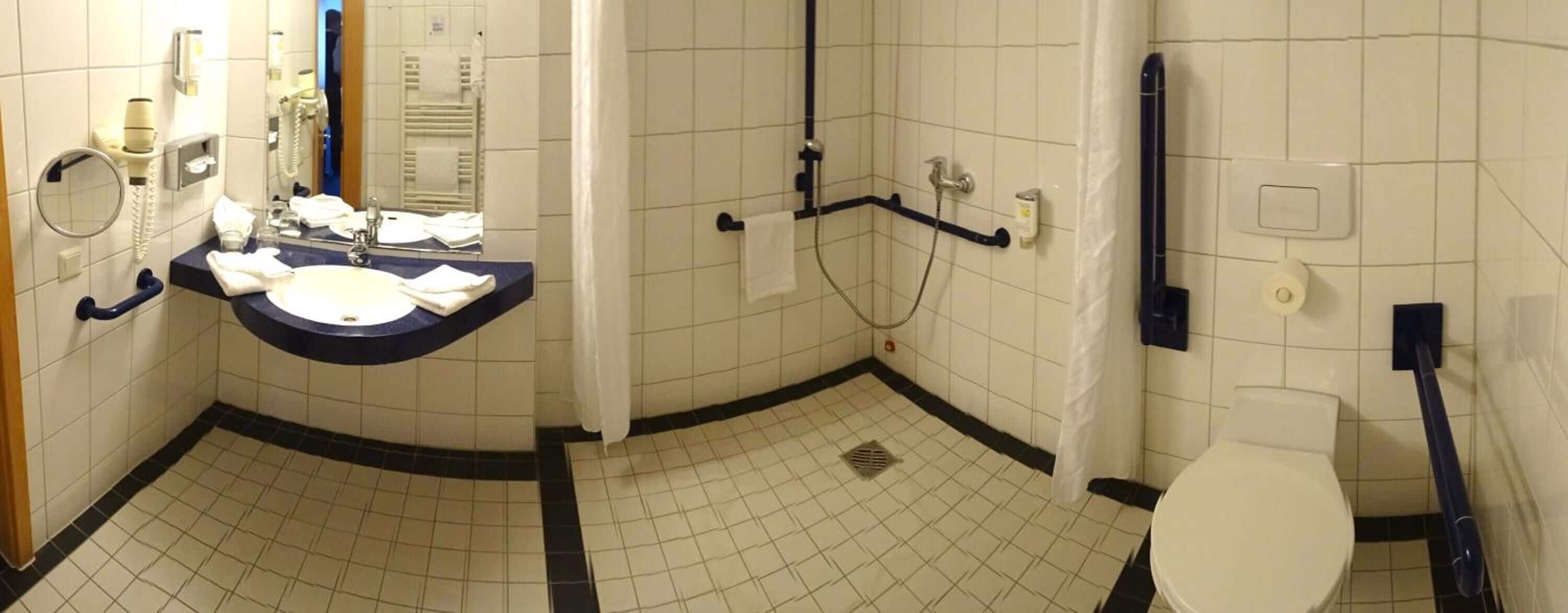 combined shower/bathtub, hair dryer, towels