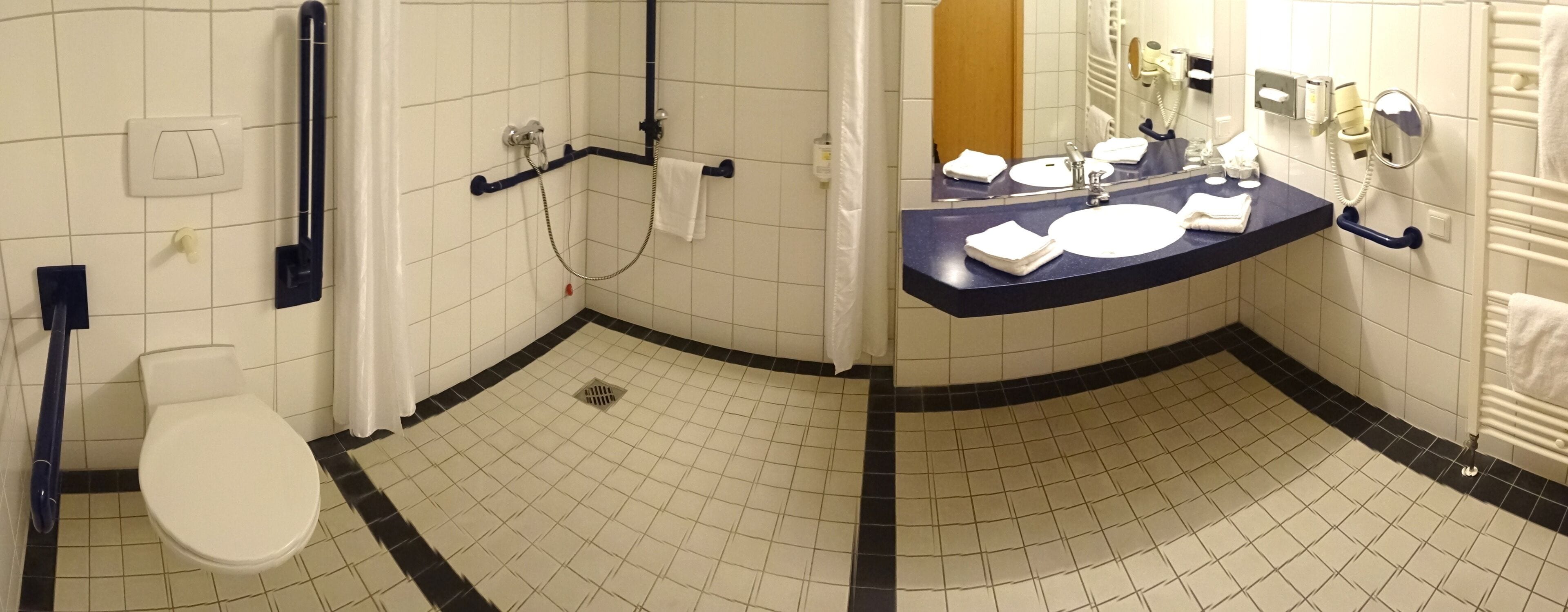 combined shower/bathtub, hair dryer, towels