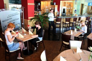 Desayuno buffet (EUR 15.50 por persona) 