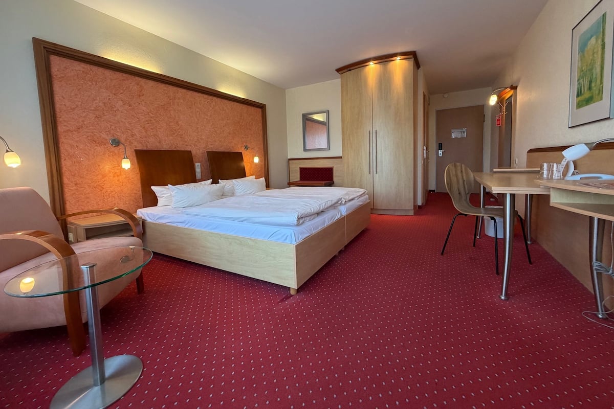 低刺激性寝具、セーフティボックス (室内)、デスク、防音設備