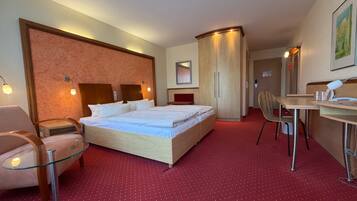 Hypo-allergenic bedding, in-room safe, desk, soundproofing