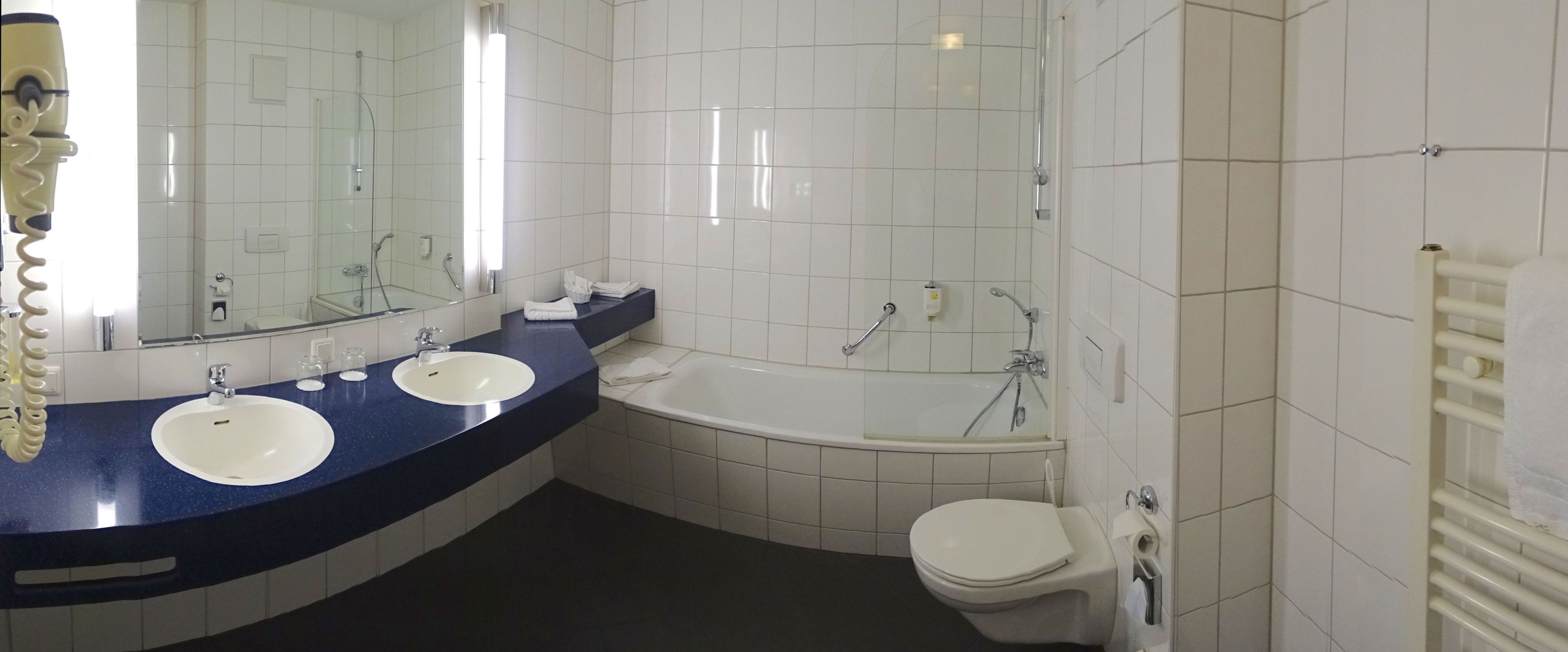 combined shower/bathtub, hair dryer, towels