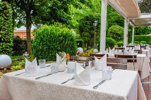 供应午餐和晚餐