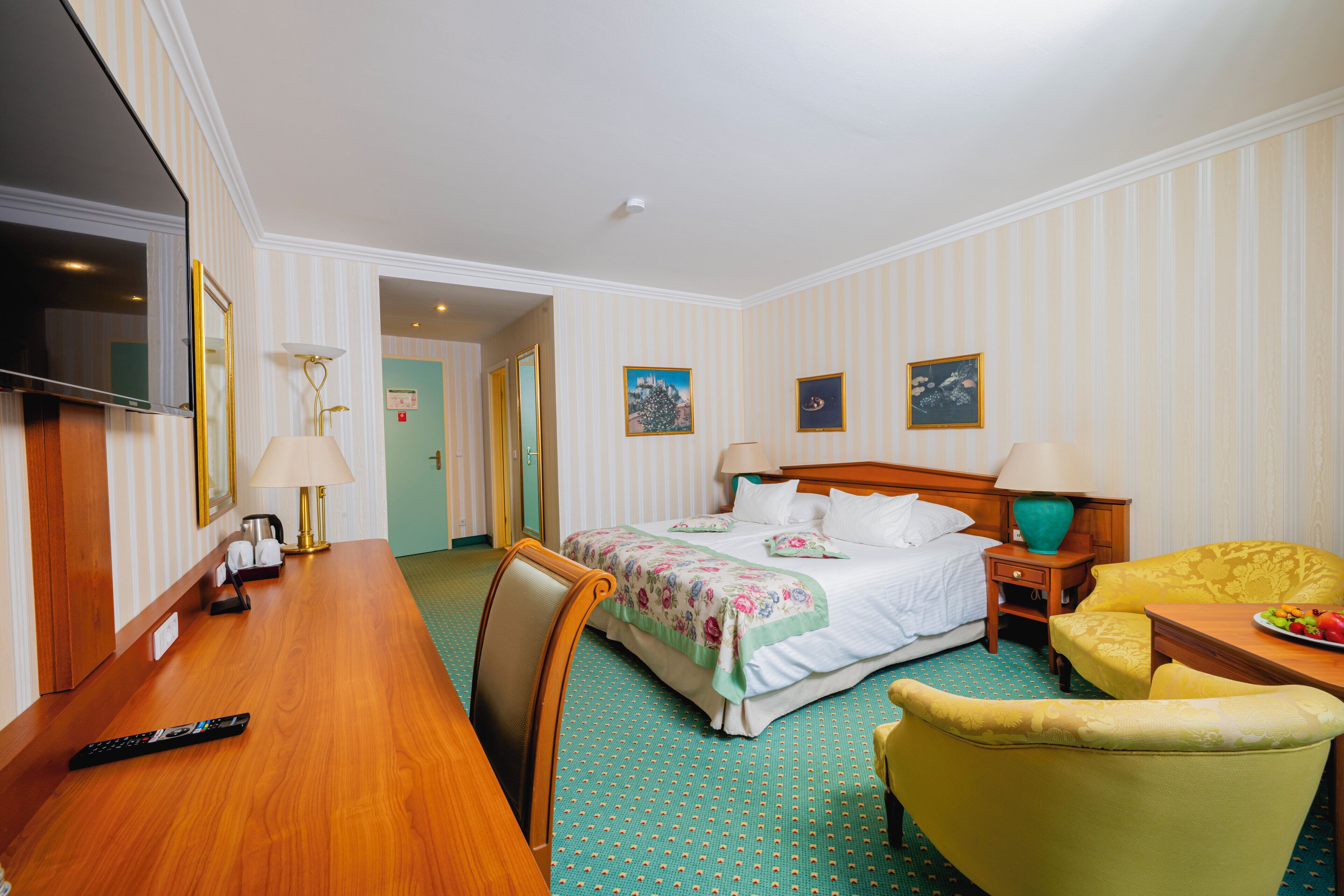 hypo-allergenic bedding, minibar, desk, laptop workspace