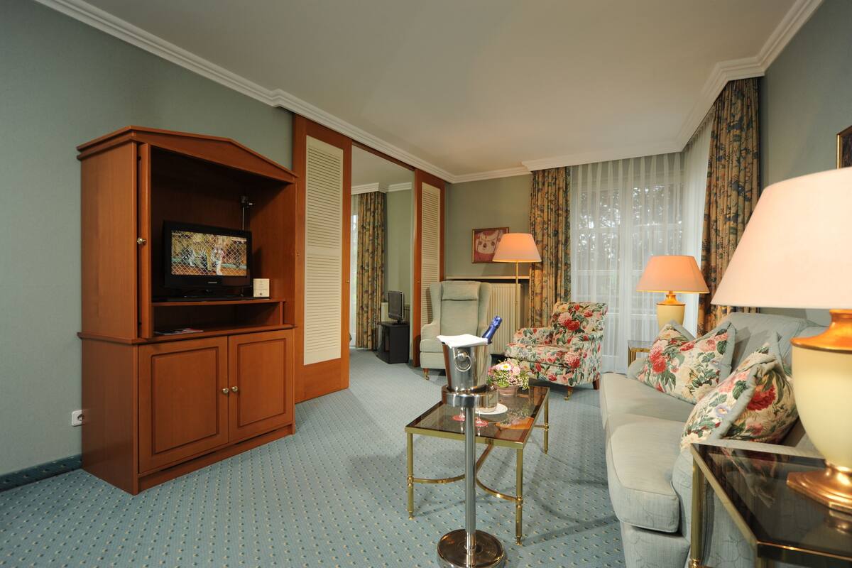 comfort suite | living area | 55-cm flat-screen tv with satellite channels, tv