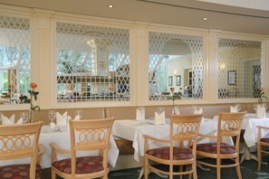 Free daily buffet breakfast  - Hotel Am Schlosspark (Gotha)