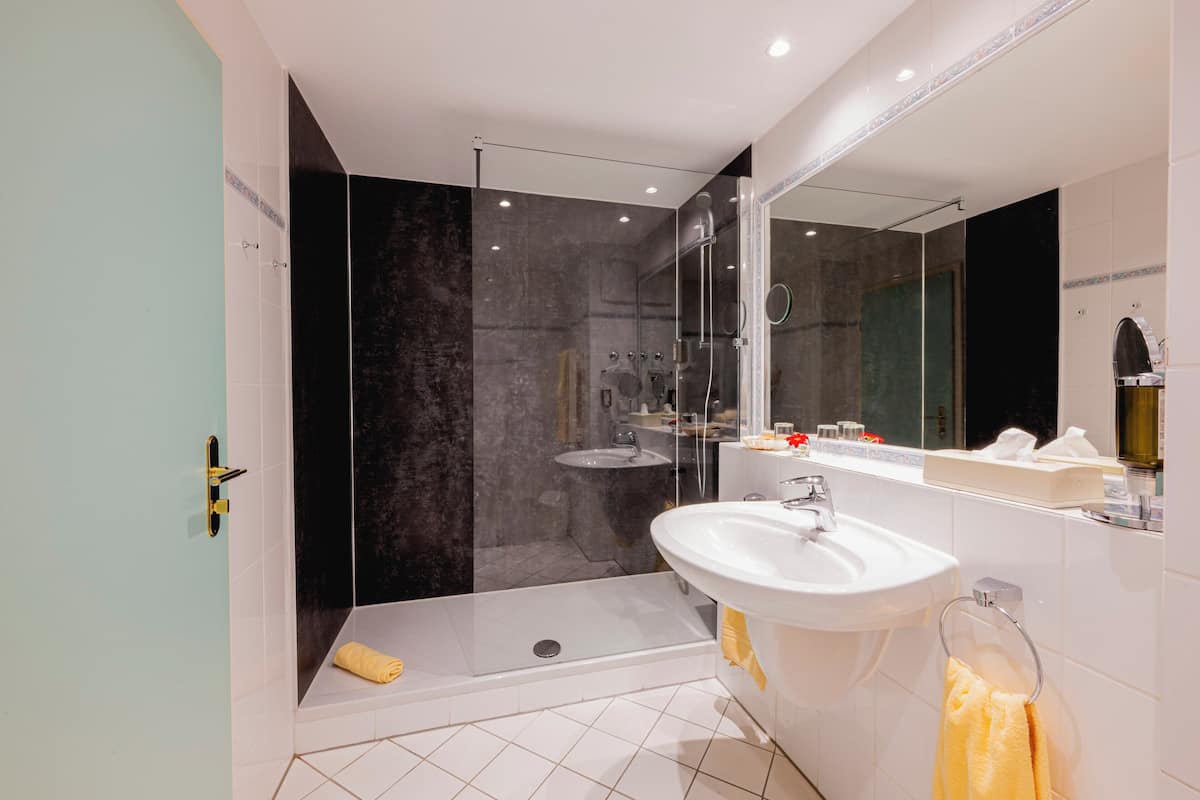 hypo-allergenic bedding, minibar, desk, laptop workspace