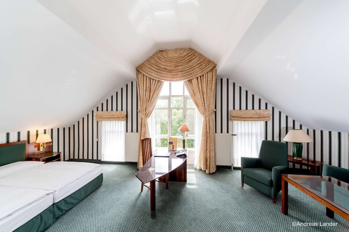 deluxe double room | 1 bedroom, in-room safe, desk, free cots/infant beds