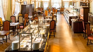 Un restaurante con barra libre, suelo de madera y candelabros.