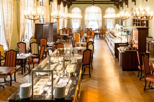 Desayuno buffet diario (EUR 23 por persona)