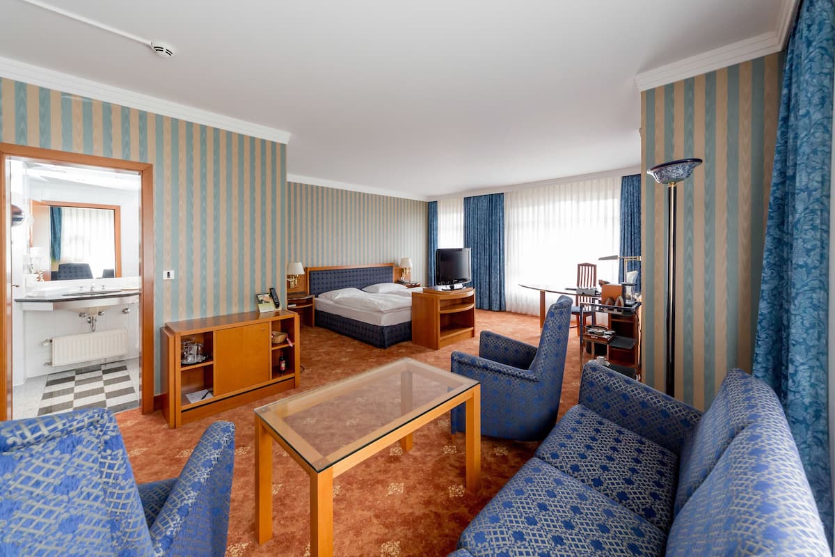 deluxe double room | 1 bedroom, in-room safe, desk, free cots/infant beds