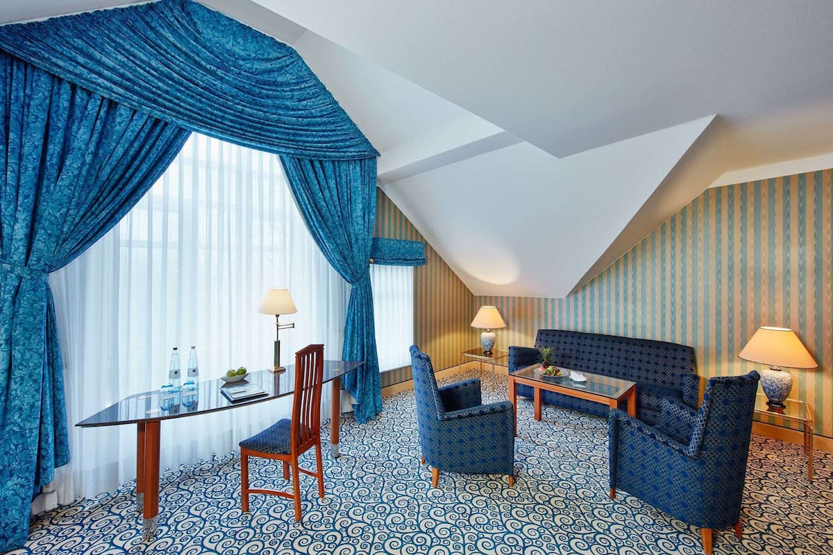 deluxe double room | 1 bedroom, in-room safe, desk, free cots/infant beds