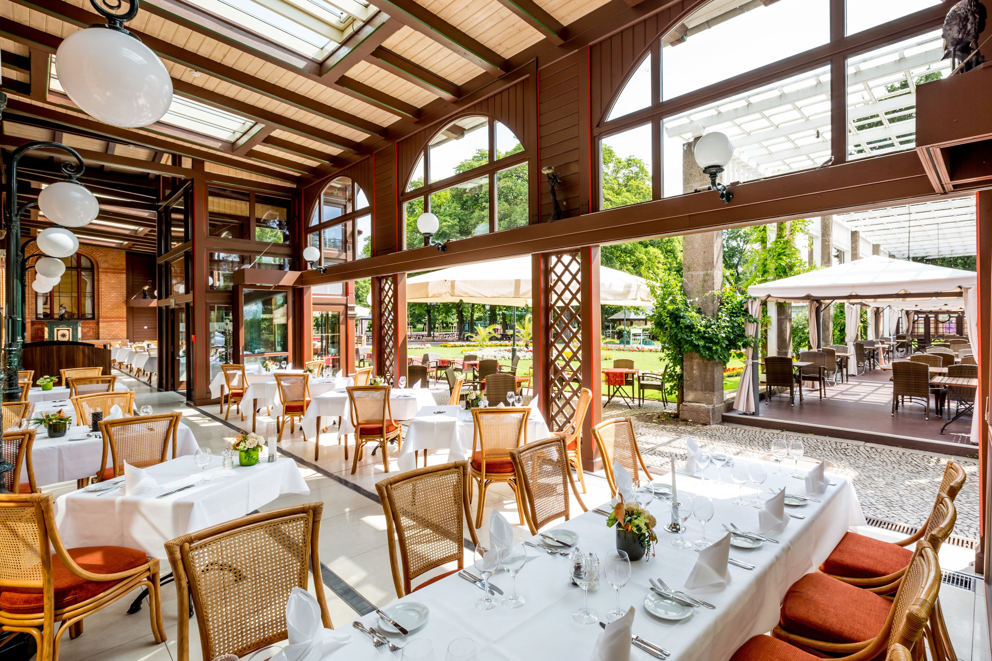 Se sirven desayunos, comidas, cenas y cocina local e internacional 