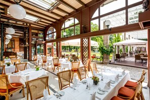 Se sirven desayunos, almuerzos y cenas; cocina local e internacional