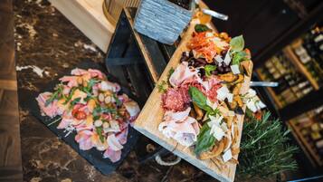 Tägliches Frühstücksbuffet gegen Gebühr