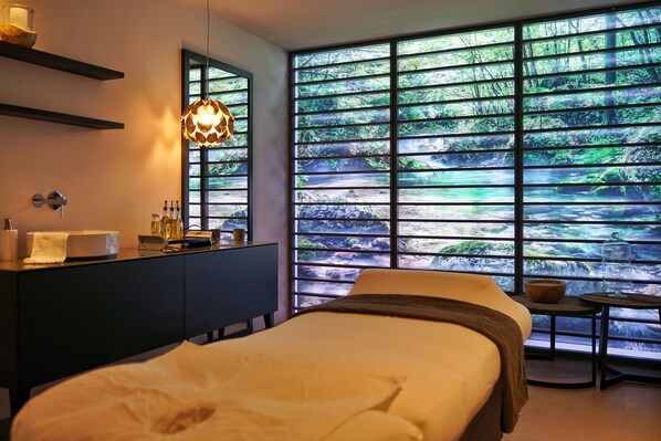 Couples treatment room(s), sauna, steam room, body treatments