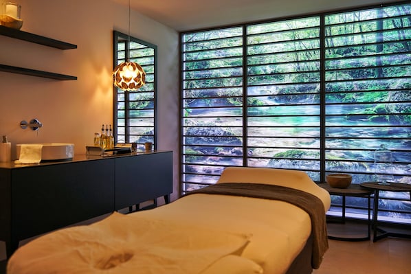 Couples treatment room(s), sauna, steam room, body treatments