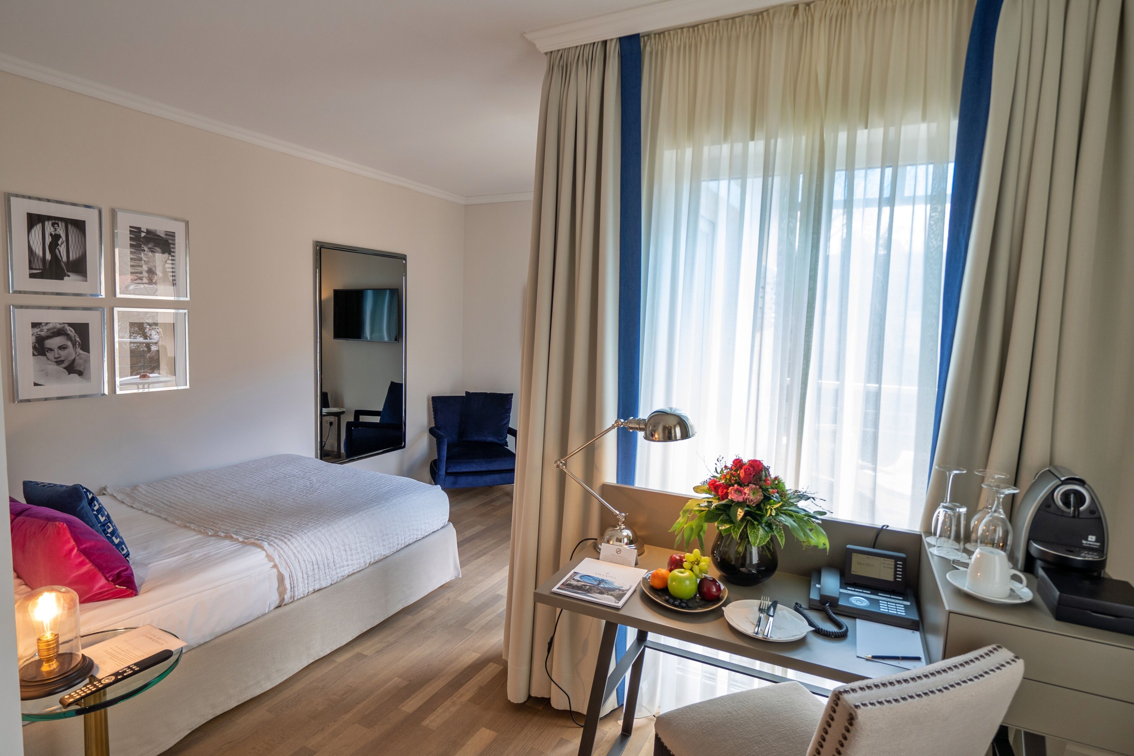 superior single room | living area | flat-screen tv