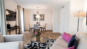 Suite, 1 cama doble | Zona de estar | Una televisión de pantalla plana