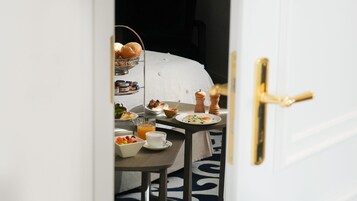 Se ofrece un desayuno bufé todos los días (30 EUR por persona)