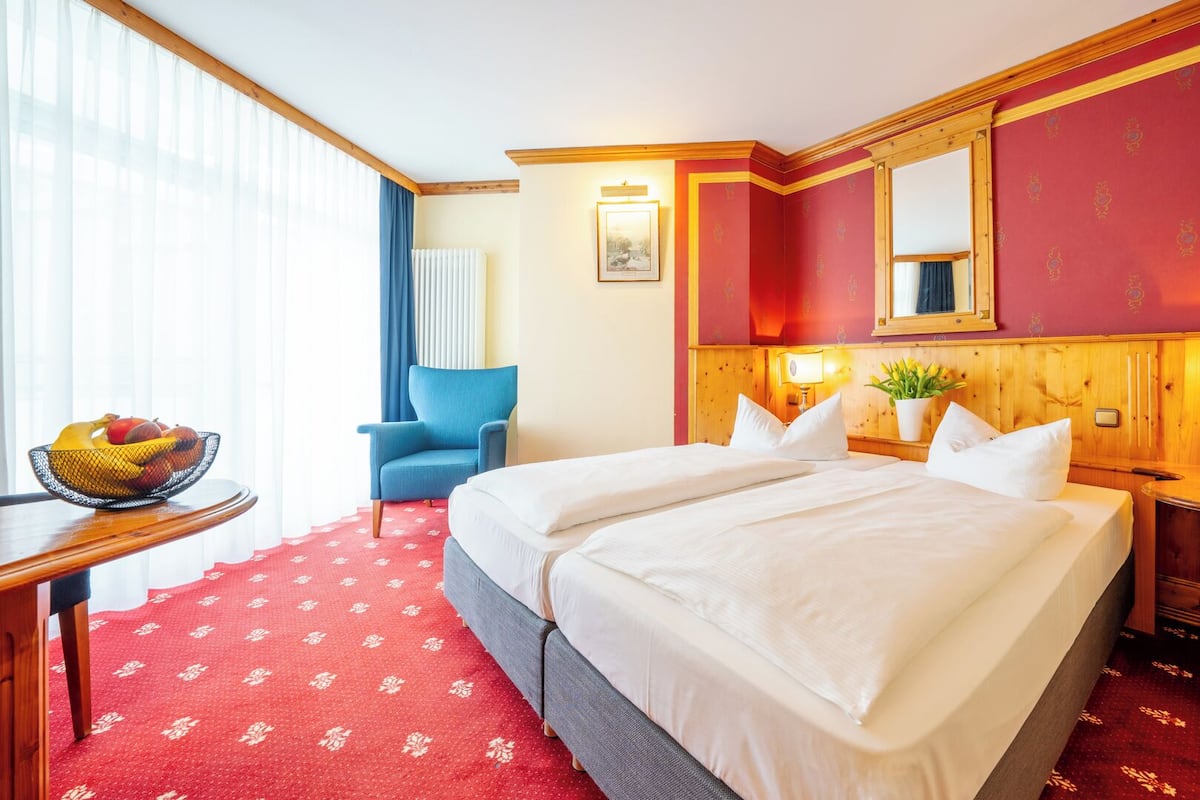Premium bedding, in-room safe, desk, laptop workspace