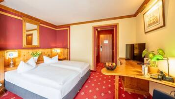 Roupas de cama premium, cofres nos quartos, escrivaninha