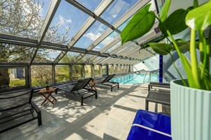 Indoor pool, sun loungers