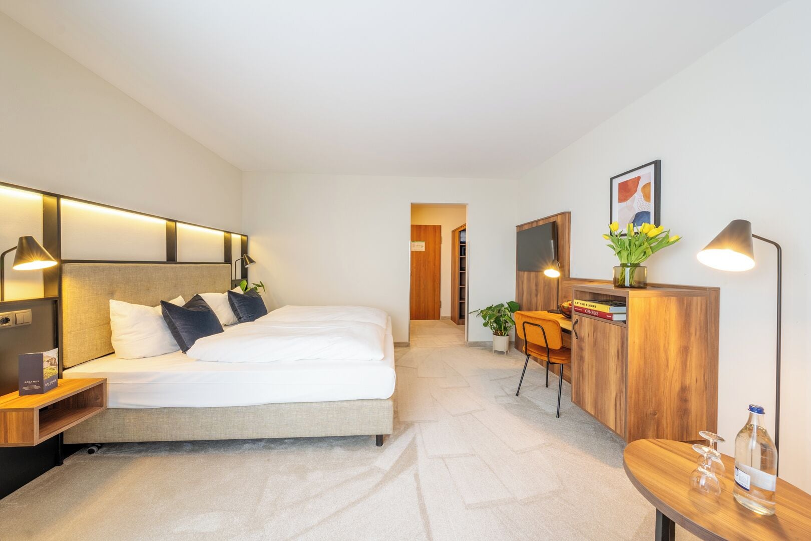 Bộ đồ giường cao cấp, két bảo mật tại phòng, bàn 