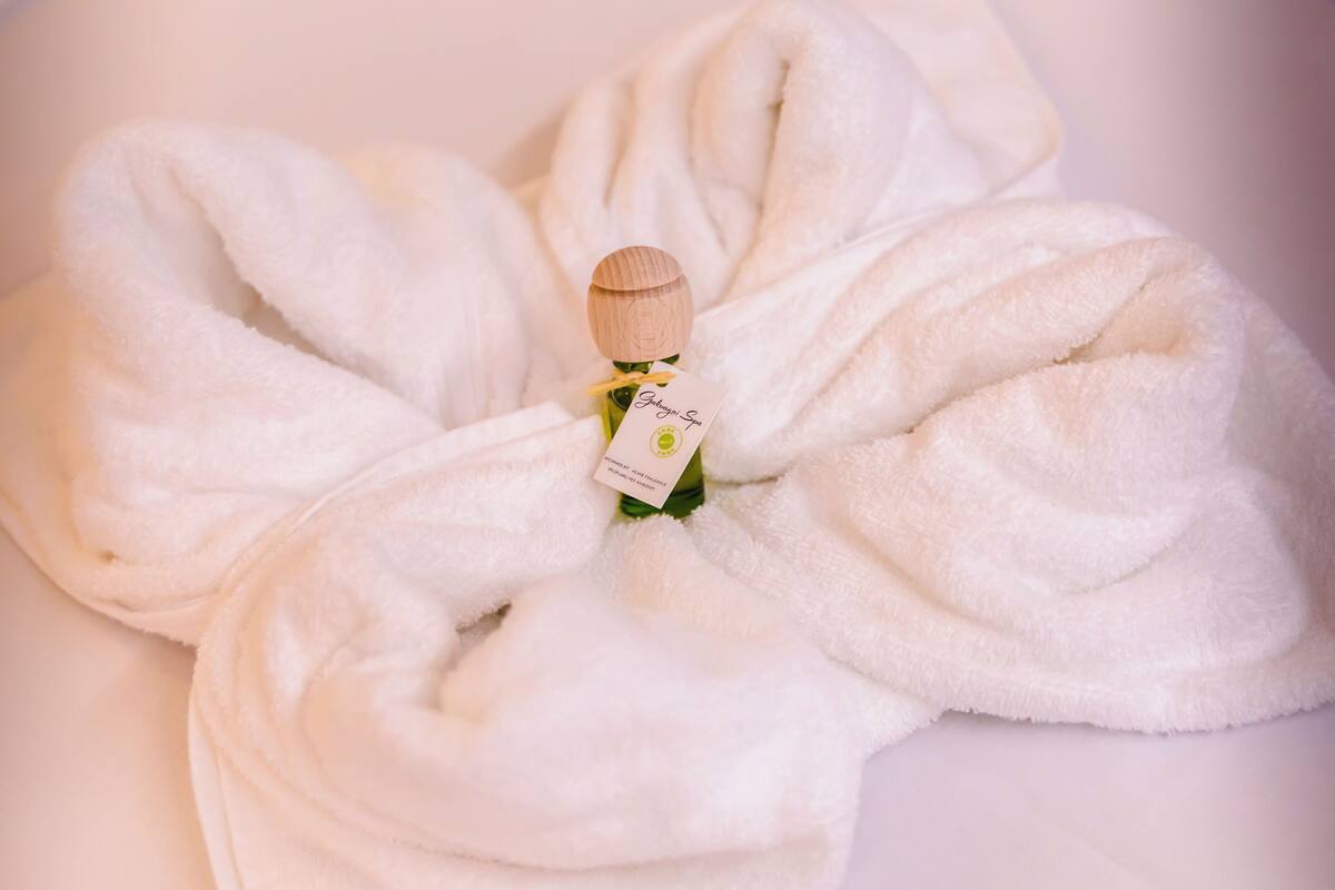 sauna, steam room, body treatments, body wraps, body scrubs