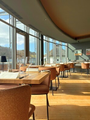 Middag serveres, internasjonale retter