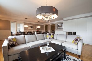 Suite (Master) | In-room safe, desk, laptop workspace, free cots/infant beds